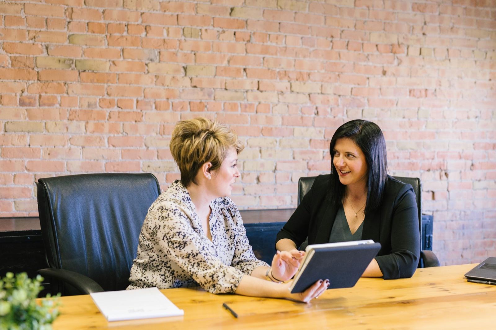 An experienced mentor talking one on one with a founder